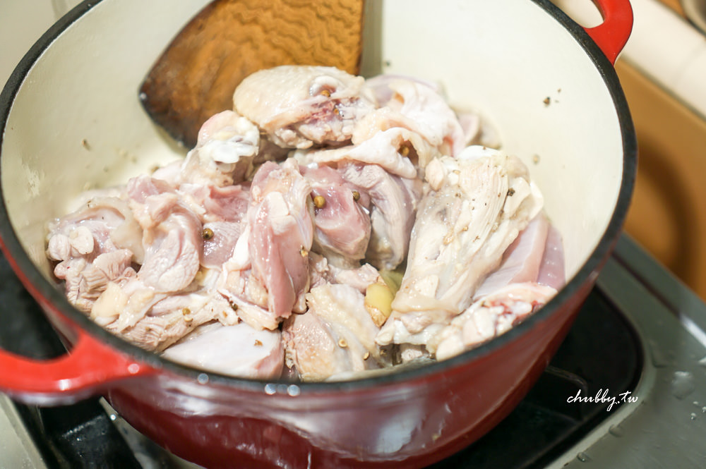 胡椒雞湯食譜、作法食材公開！消水腫與排濕的排汗煲湯