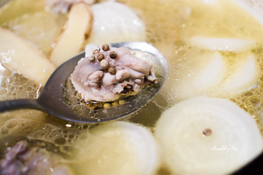 胡椒雞湯食譜、作法食材公開！消水腫與排濕的排汗煲湯