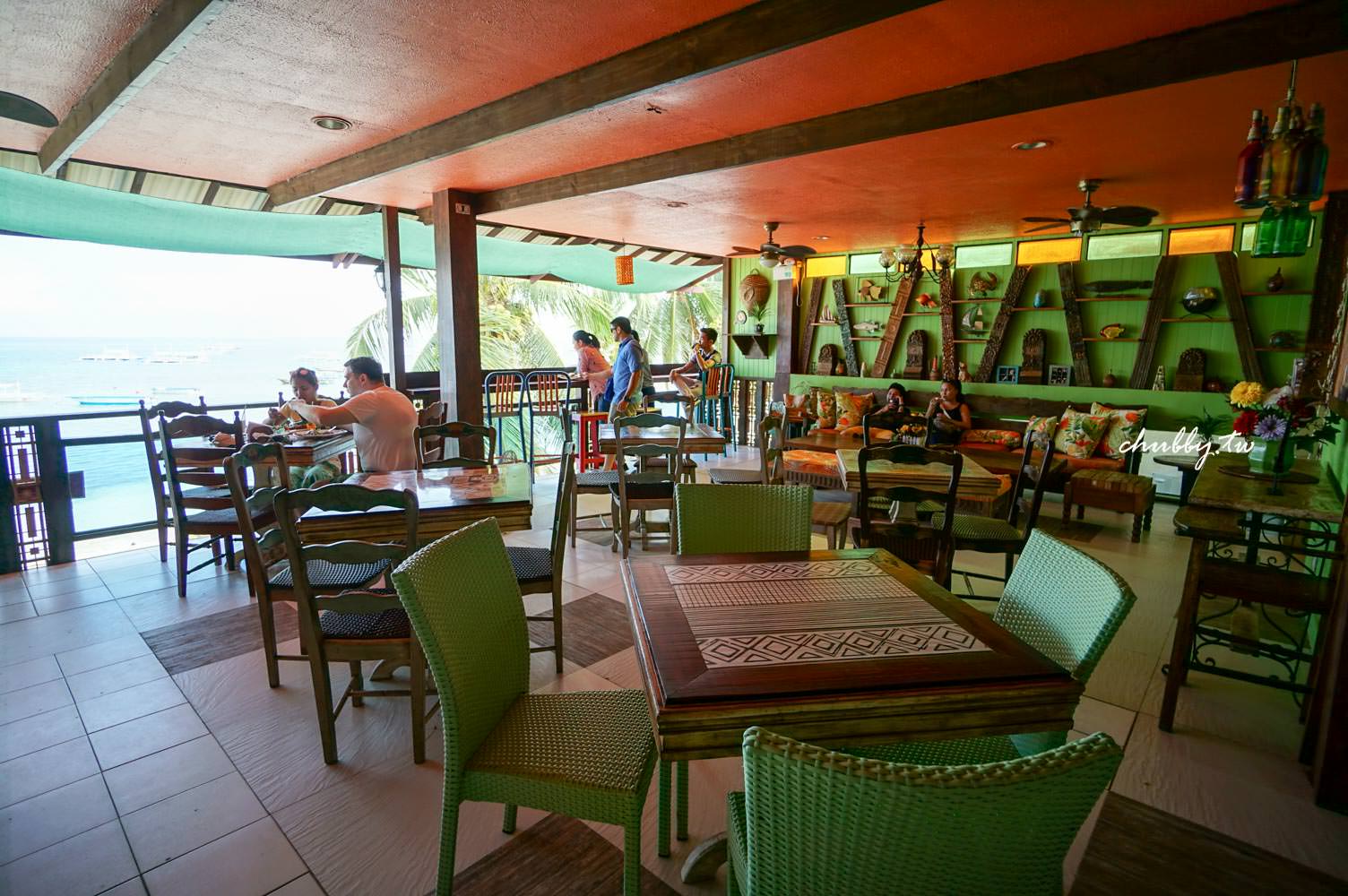 薄荷島美食海景餐廳│蜜蜂農場The Buzzz Cafe│Alona Beach旁就可以吃到蜜蜂農場了!