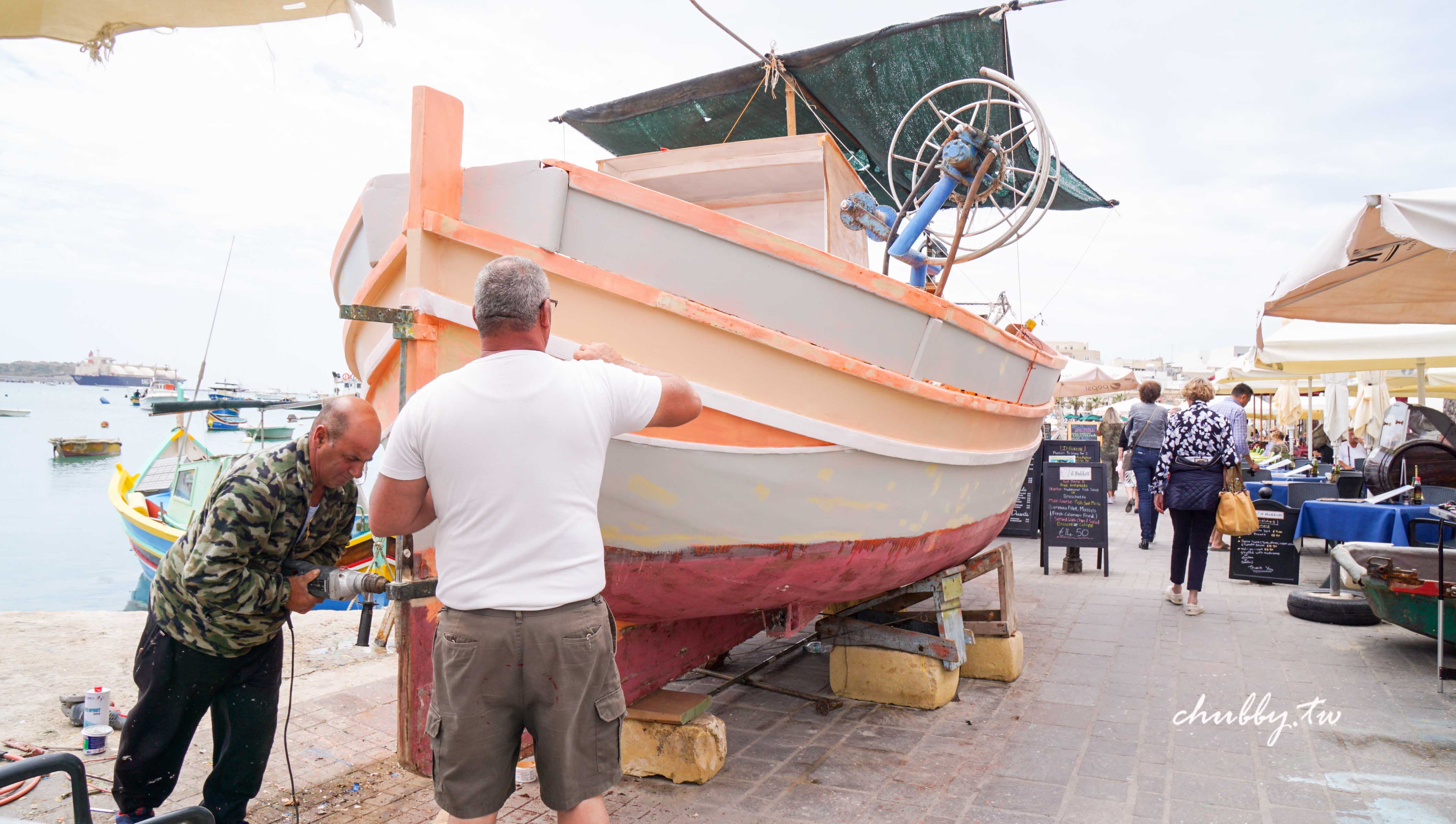 馬爾他旅遊景點推薦│超美麗的Marsaxlokk馬爾薩什洛克小漁村！繽紛小船與夕陽交映的美景、划算的海鮮大餐！
