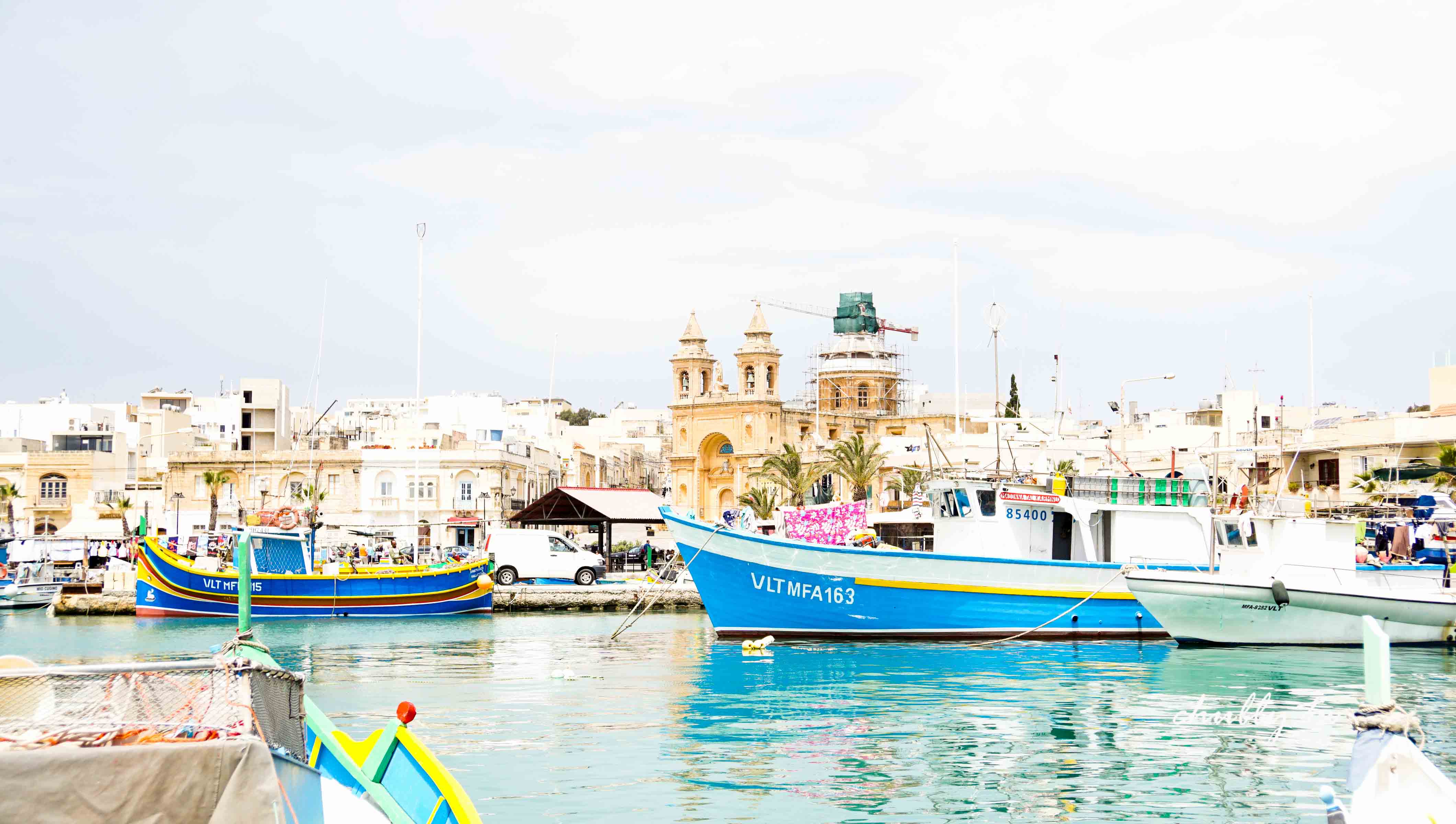 馬爾他旅遊景點推薦│超美麗的Marsaxlokk馬爾薩什洛克小漁村！繽紛小船與夕陽交映的美景、划算的海鮮大餐！