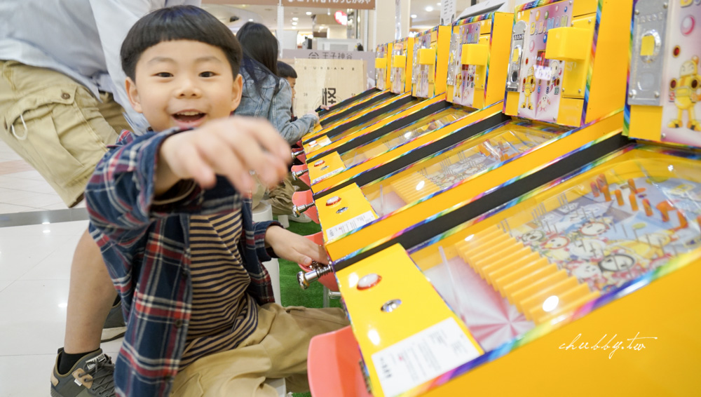 台北親子行程推薦│怪玩娛樂市場：彈珠堂-在百貨裡讓小孩玩的瘋狂彈珠檯！ @小胖盈的花椒人蔘