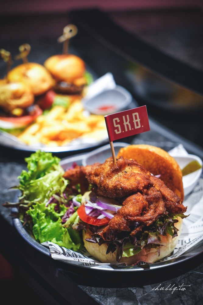 《SKB Burger》新美式漢堡專賣店，起司捲餅整根放、超豪邁爆汁招牌漢堡，明星私房愛店