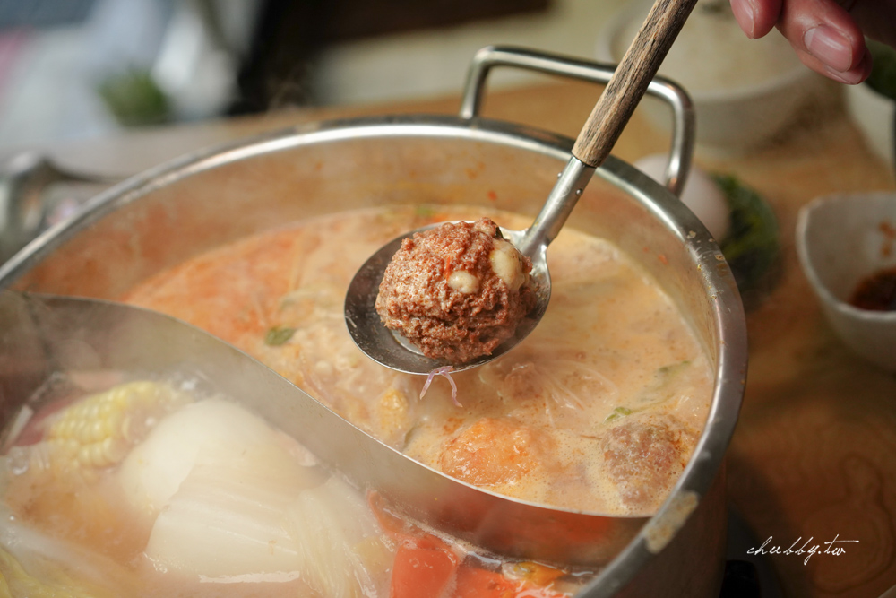 忻殿堂南洋叻沙鍋，奶香中帶著微微辣度的湯，層次十足，單喝好喝，涮肉也夠味！