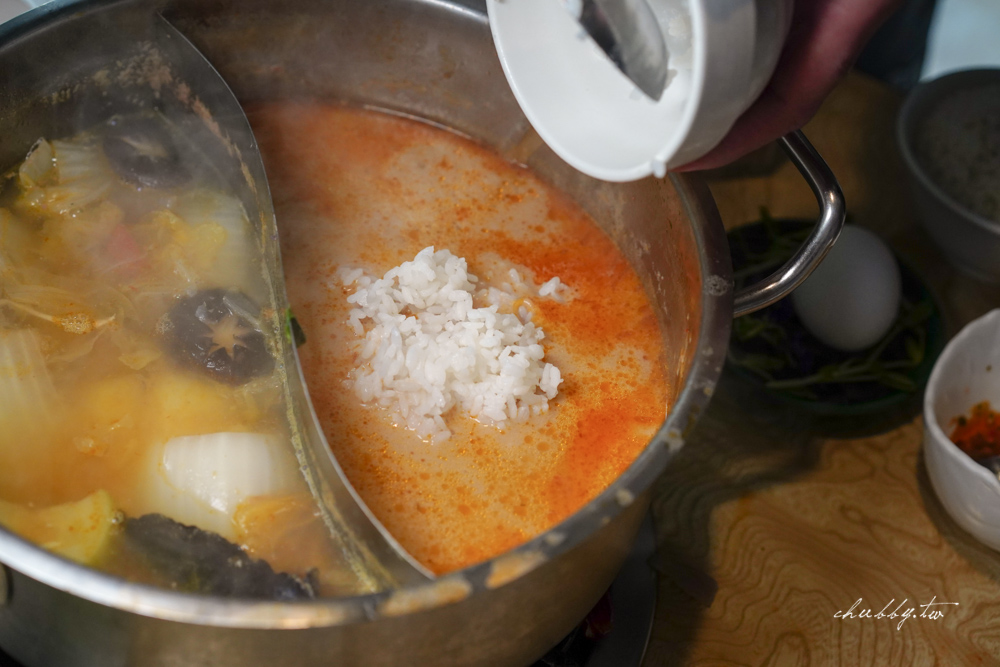 忻殿堂南洋叻沙鍋，奶香中帶著微微辣度的湯，層次十足，單喝好喝，涮肉也夠味！