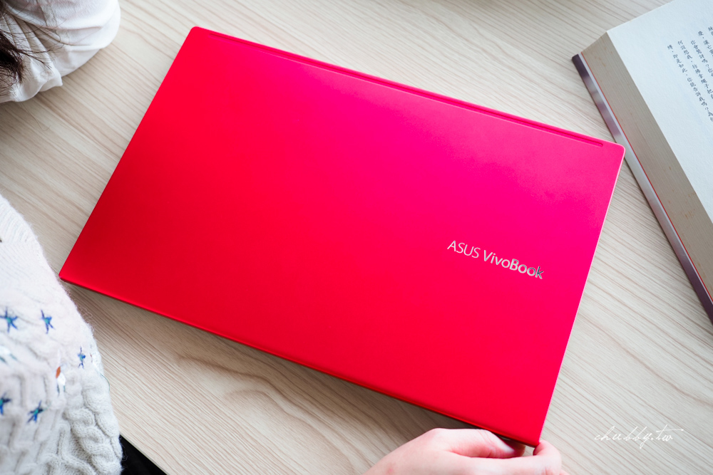 女生視角的ASUS Vivobook S433魔力紅開箱，大學生筆電這台就夠！