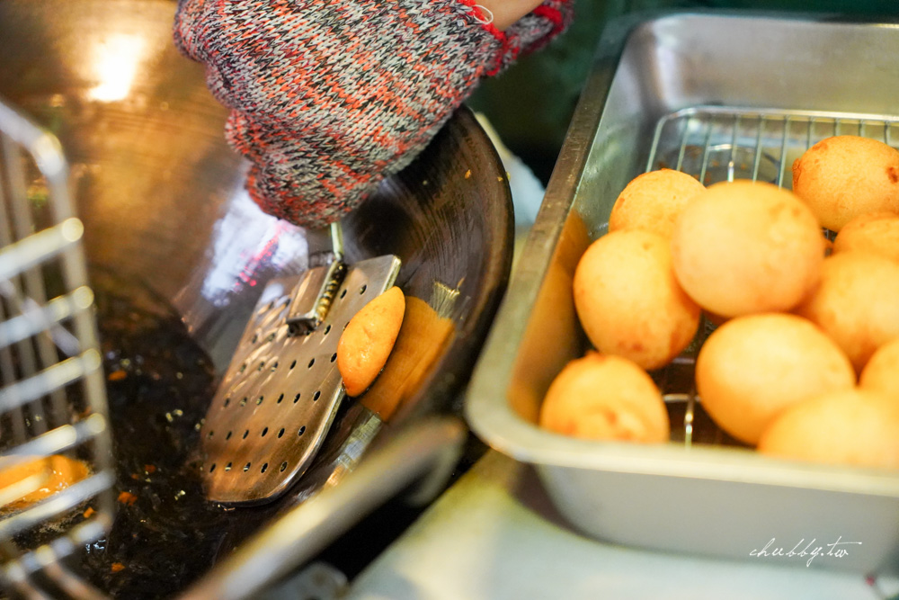 【新莊小吃】宏泰地瓜球：芋泥多到爆！隱藏在宏泰市場的地瓜球，地瓜球香Q鮮甜，內行人都知道要加點芋仔餅！