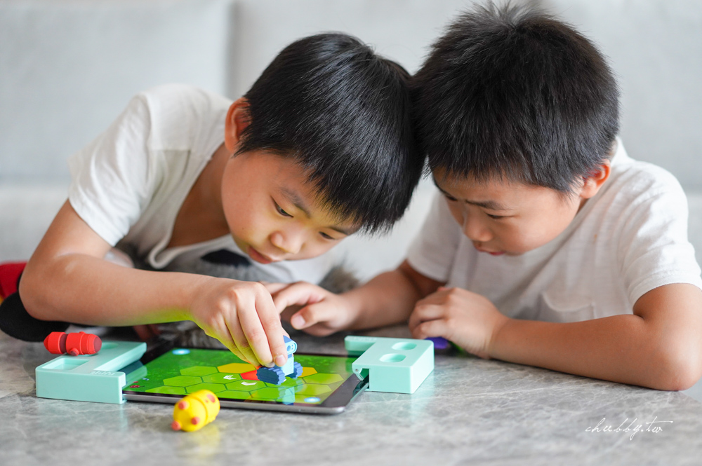 TACTO 數位親子桌遊，平板就是遊戲機！桌遊、西洋棋、雷射光學、程式邏輯，從遊戲中刺激兒童腦力思考的數位桌遊！