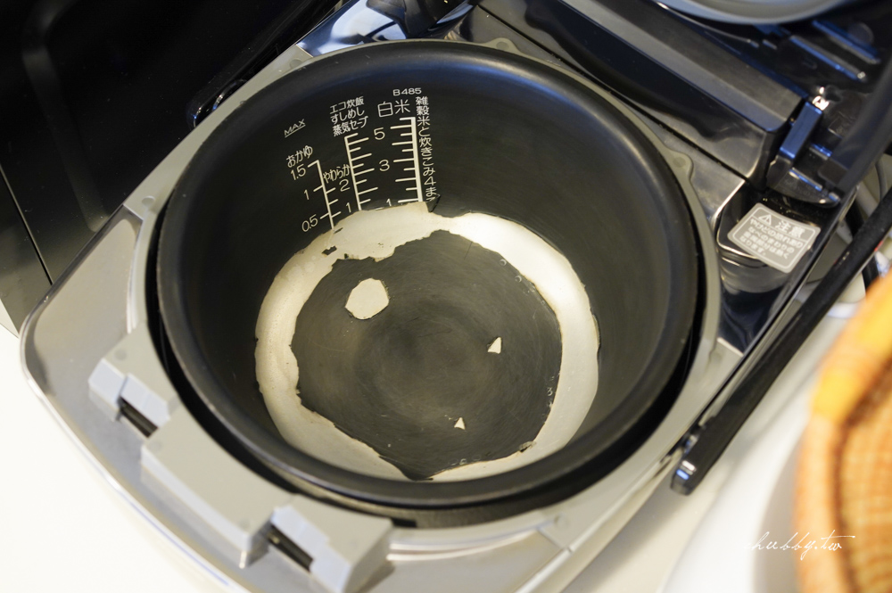 TOSHIBA多功能本厚釜電子鍋開箱，2.2mm日本備長炭厚釜高效傳熱，8種米飯模式+3種多元烹調超好用！