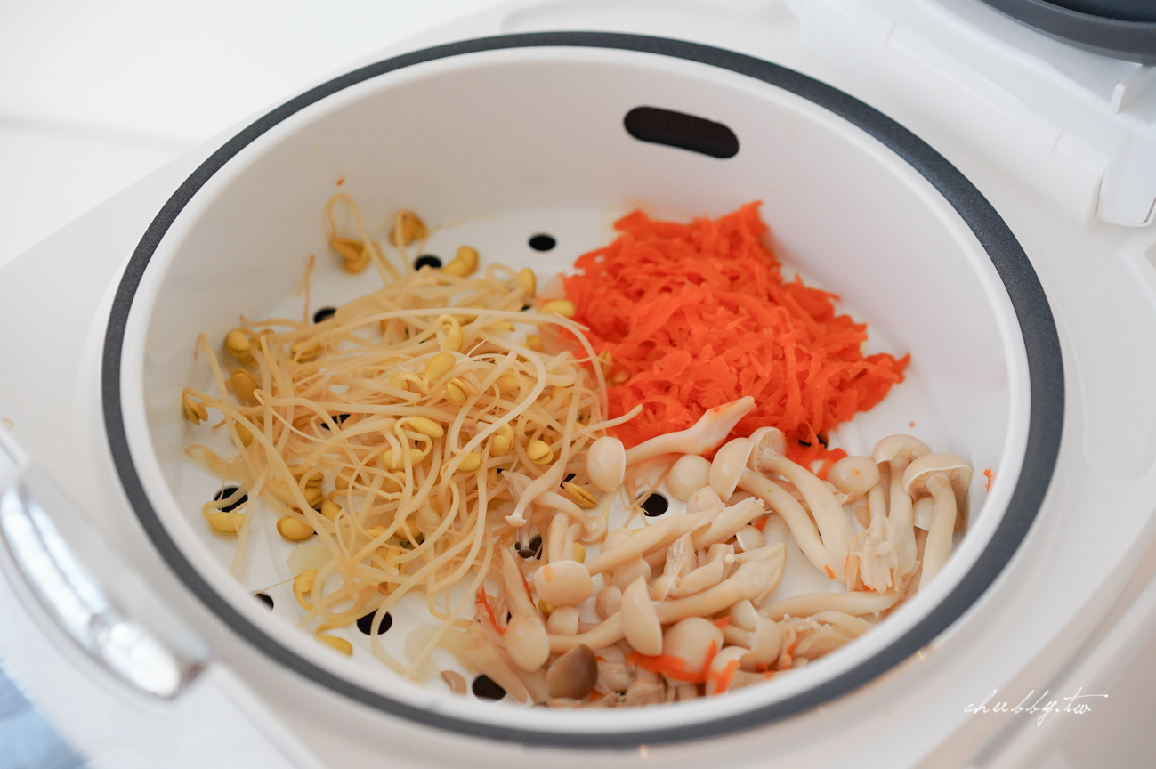 TOSHIBA多功能本厚釜電子鍋開箱，2.2mm日本備長炭厚釜高效傳熱，8種米飯模式+3種多元烹調超好用！