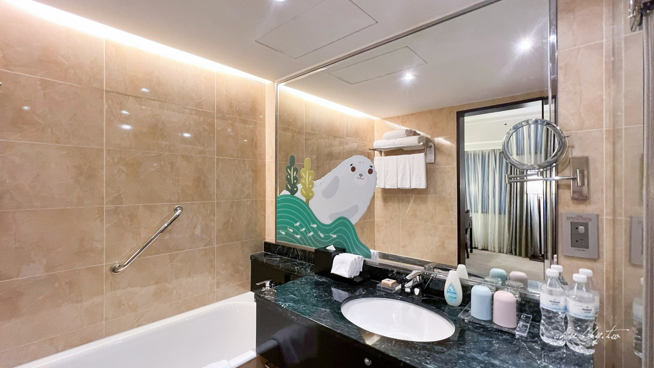 台北福華大飯店竟然推出親子主題房，與騎士堡聯手打造海洋房、動物房、甜點房，冰箱內竟然藏著小驚喜