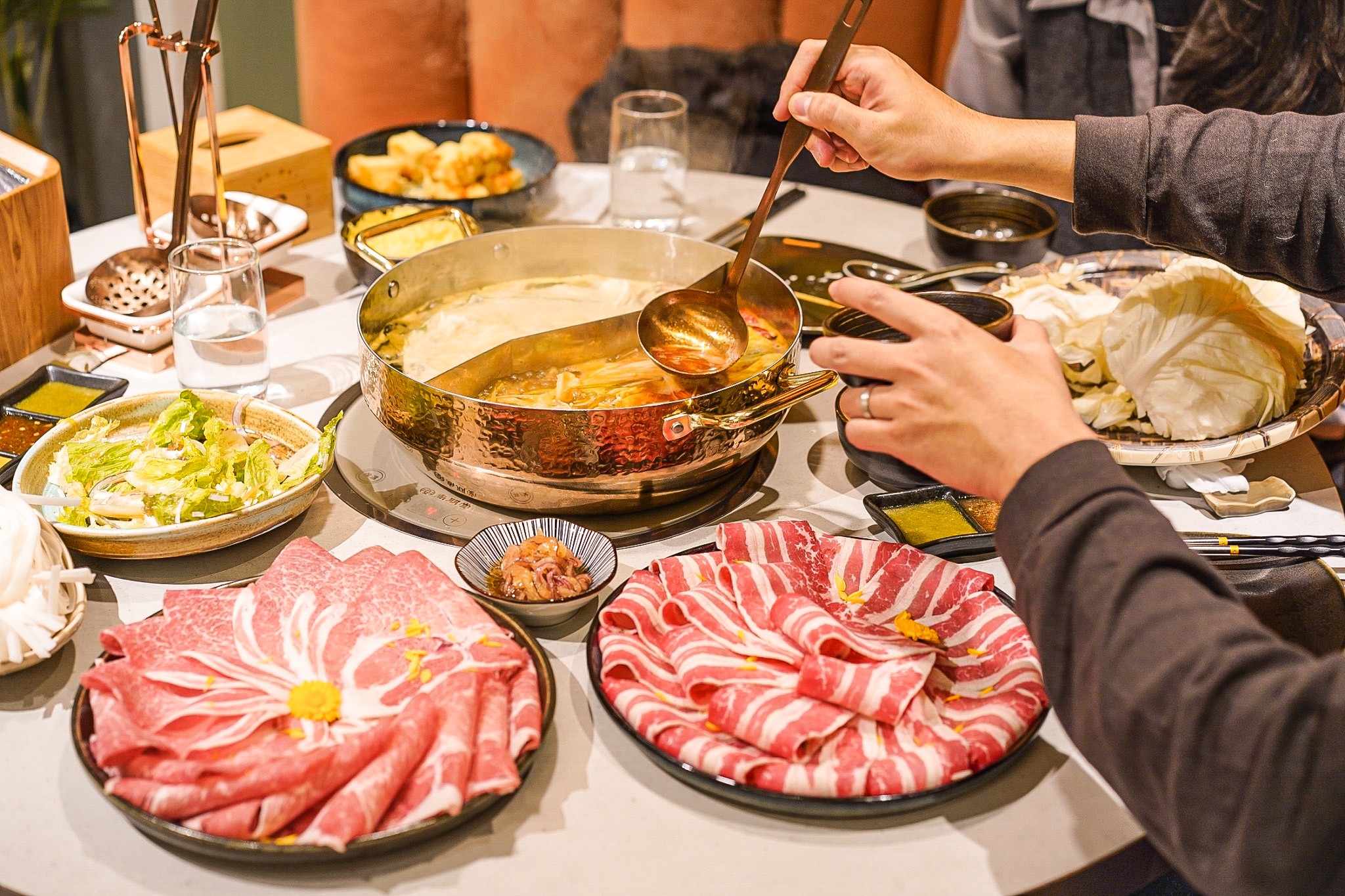 COCA泰式海鮮火鍋用餐心得：此生必吃！台北東區火鍋推薦，將泰式火鍋做到極致，大推椰奶鍋、青咖哩鍋，吃完就上癮！(價格、完整菜單)