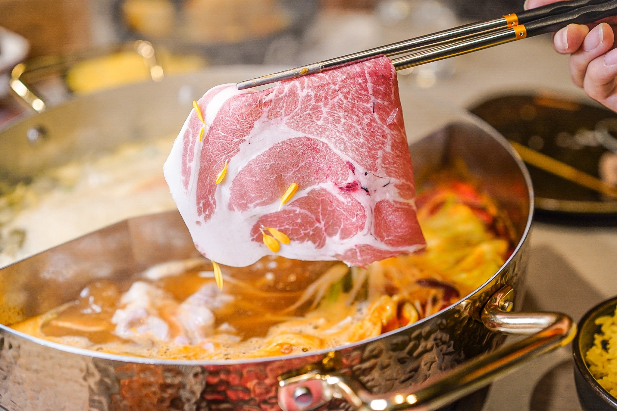 COCA泰式海鮮火鍋用餐心得：此生必吃！台北東區火鍋推薦，將泰式火鍋做到極致，大推椰奶鍋、青咖哩鍋，吃完就上癮！(價格、完整菜單)
