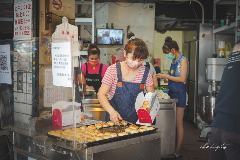 萬大蟹殼黃 萬大碳烤燒餅店，漲到15元還是天天排隊的萬華美食