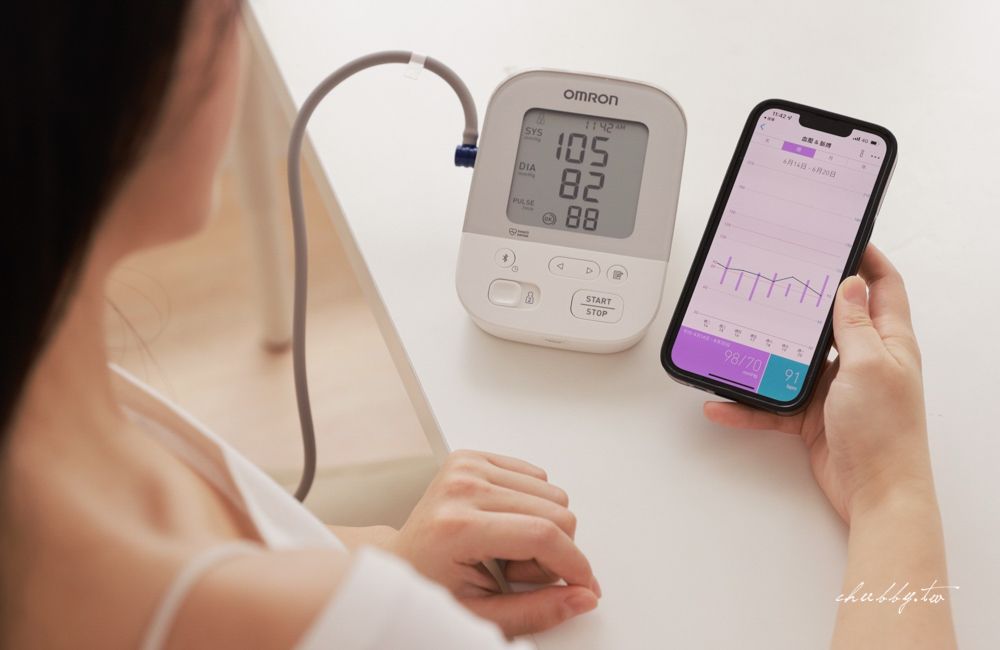 歐姆龍藍牙血壓計HEM-7155T使用心得：量血壓還可以集點換獎！送給父母最好的禮物，連結手機app好方便，讓關心隨侍在側