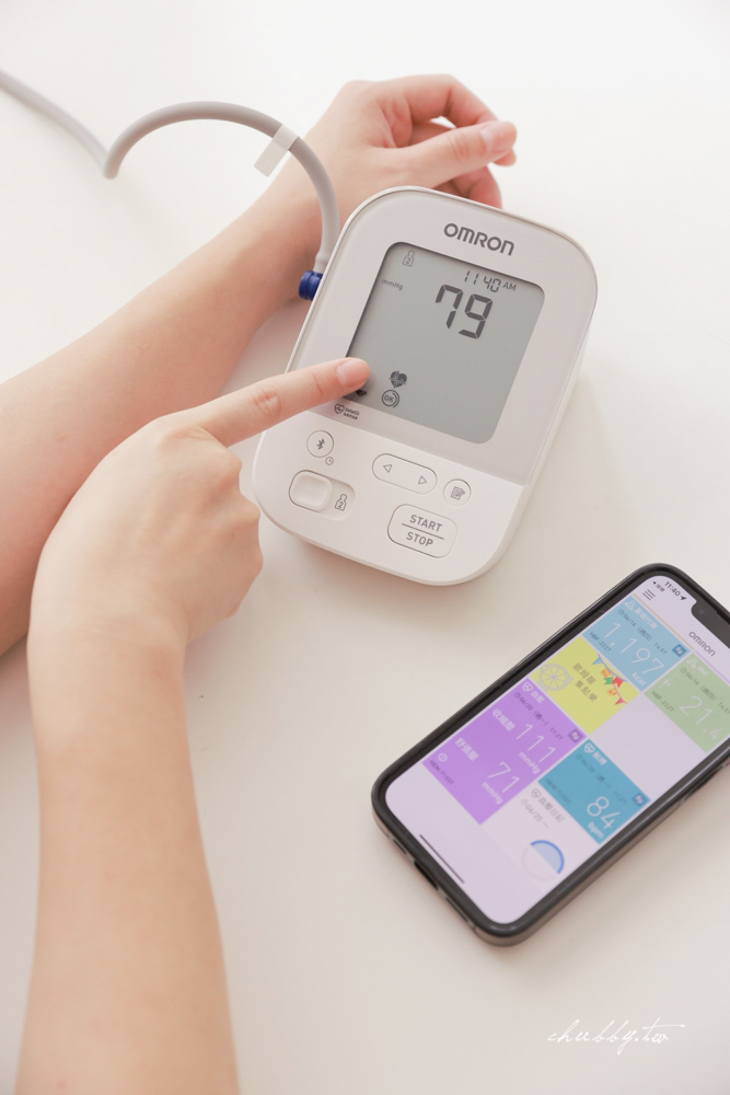 歐姆龍藍牙血壓計HEM-7155T使用心得：量血壓還可以集點換獎！送給父母最好的禮物，連結手機app好方便，讓關心隨侍在側