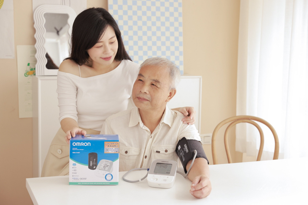 延伸閱讀：歐姆龍藍牙血壓計HEM-7155T使用心得：量血壓還可以集點換獎！送給父母最好的禮物，連結手機app好方便，讓關心隨侍在側