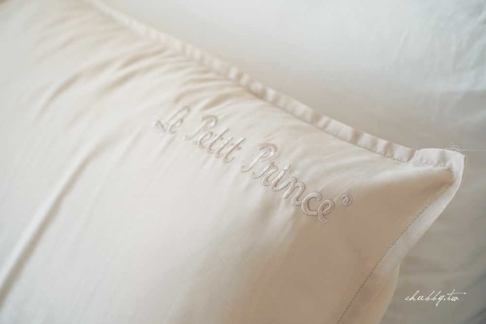 飛航模飾與小王子聯名了！裸睡神器60支刺繡天絲床包組，絲綢般的柔軟讓我夜夜好眠