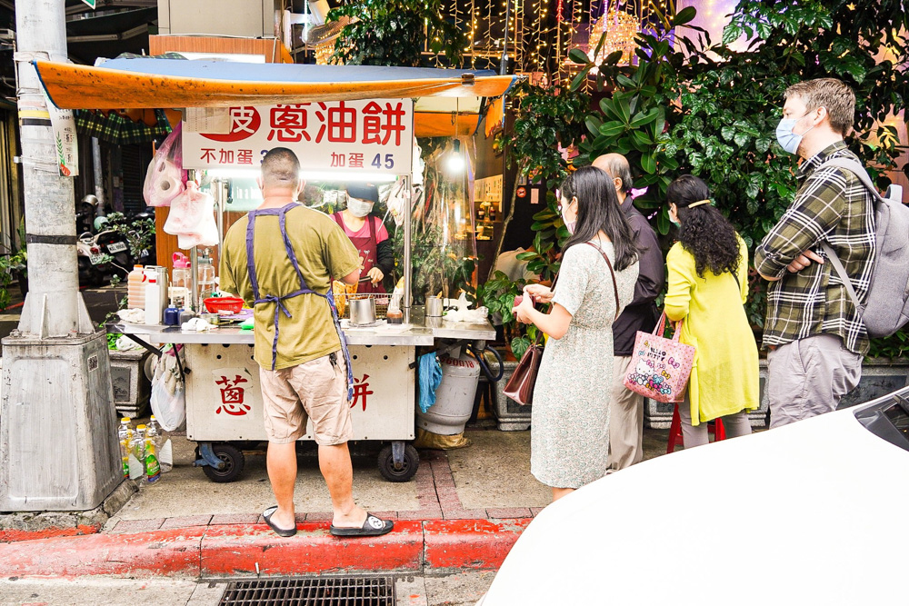 台北車站排隊美食│黃福龍脆皮蔥油餅，酥脆彈牙，嘴饞時就想來一份！