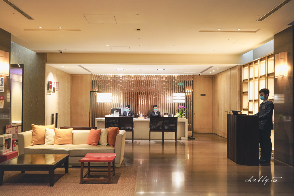 由建築師李祖原打造的北投麗禧溫泉酒店，運用原木和石頭的元素