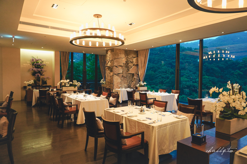 餐廳風格同樣以木質與大理石地板裝潢，低調的燈光下，可以遠眺丹鳳山，非常讓人感到靜謐與放鬆。