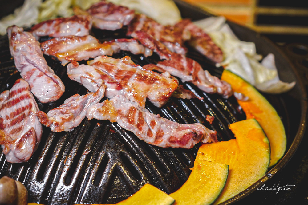 札幌晚餐推薦【夜空的成吉思汗 薄野十字路口店】北海道特色料理，成吉思汗烤羊肉吃到飽！原來北海道的羊肉這麼好吃！