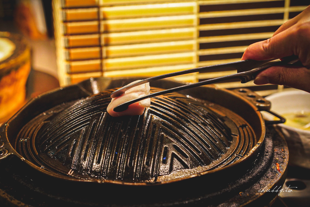 札幌晚餐推薦【夜空的成吉思汗 薄野十字路口店】北海道特色料理，成吉思汗烤羊肉吃到飽！原來北海道的羊肉這麼好吃！