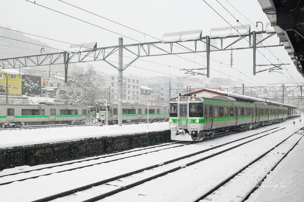 從瀧川車站轉根室本線到富良野站的火車很小，只有一節！短短的，沒有劃位，先上車先搶位置。