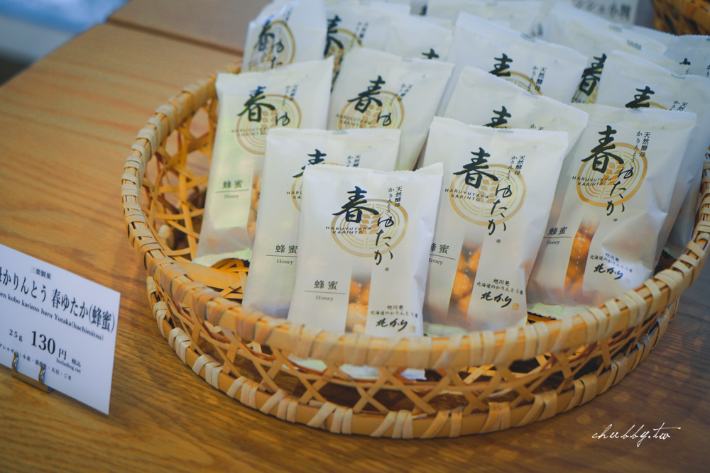 神宮茶屋其實才在2019年9月開業沒多久，裡頭的商品都是「北海道神宮銘菓奉獻會」從各式各樣北海道點心店中，挑選十間店的商品來販售