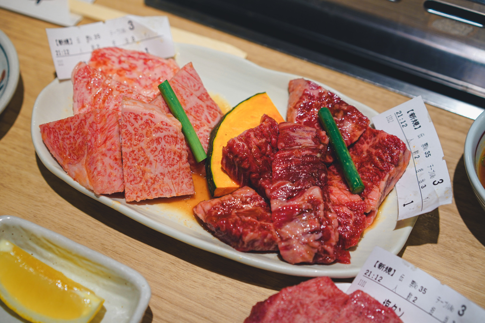 大阪最強燒肉店【板前燒肉一斗】用餐心得：置身天堂的流淚燒肉！銷魂級黑毛和牛，日本人不想讓觀光客知道的燒肉店(菜單/價格) @小胖盈的花椒人蔘