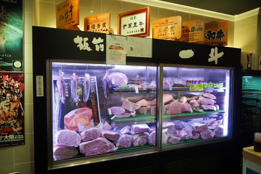 板前燒肉一斗的肉品都是使用來自仙台或是鹿兒島、佐賀等地的黑毛和牛，這一整櫃都是黑毛和牛的展示冰櫃。