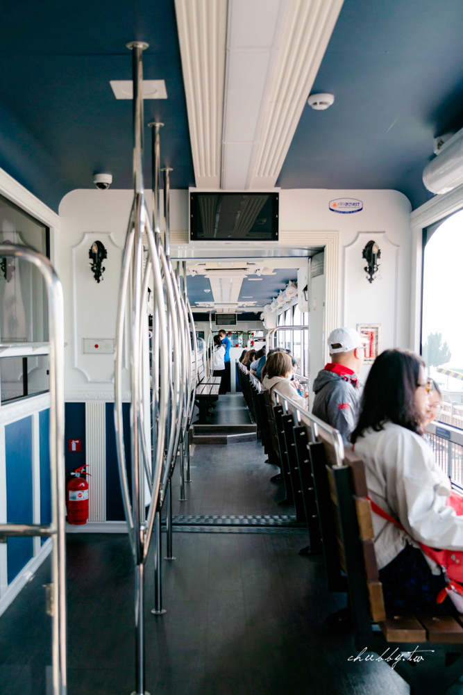 海岸列車最大的特色就是面海，座位有兩排座椅