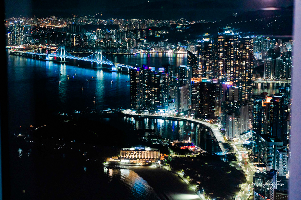 釜山X the SKY：在全世界最高的星巴克眺望海雲台夜景！釜山景點推薦，100樓高空廣安大橋盡收眼底