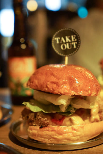 【美食｜六張犁】Take Out Burger&Cafe美式餐廳，進通化夜市，隱藏版特製漢堡必點!