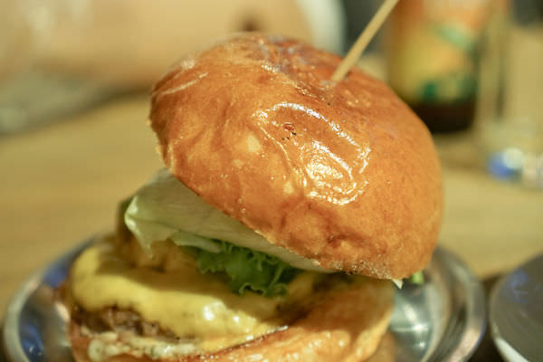 【美食｜六張犁】Take Out Burger&Cafe美式餐廳，進通化夜市，隱藏版特製漢堡必點!